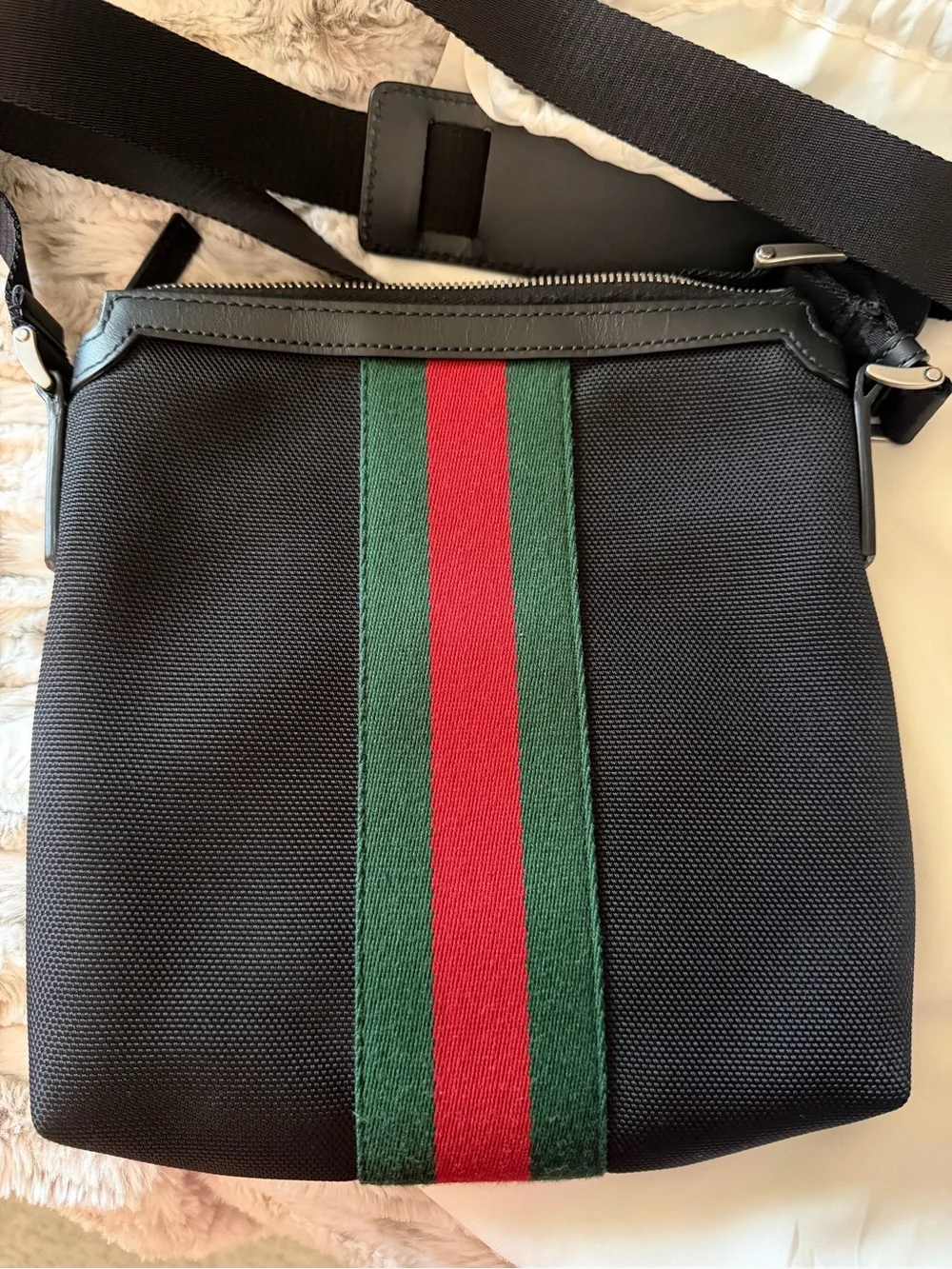 Authentic Gucci Techno Web Canvas Black Messenger Bag Green/Red Sherry Line Stap